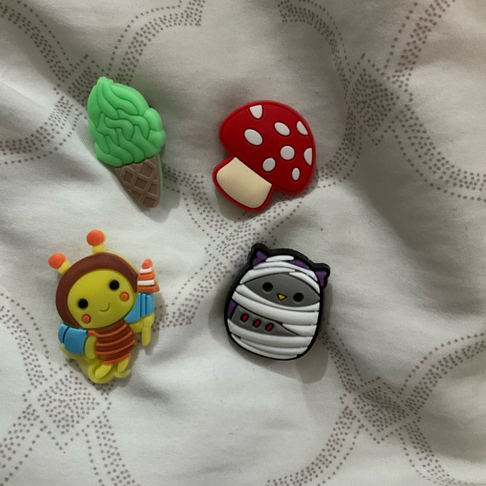🥰 4/$25 - Croc Charms - mixed batch